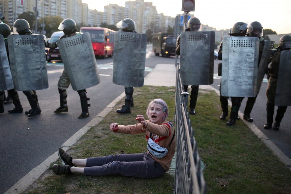 Minske saugumo pajėgos panaudojo vandens patrankas, suima protestuotojus