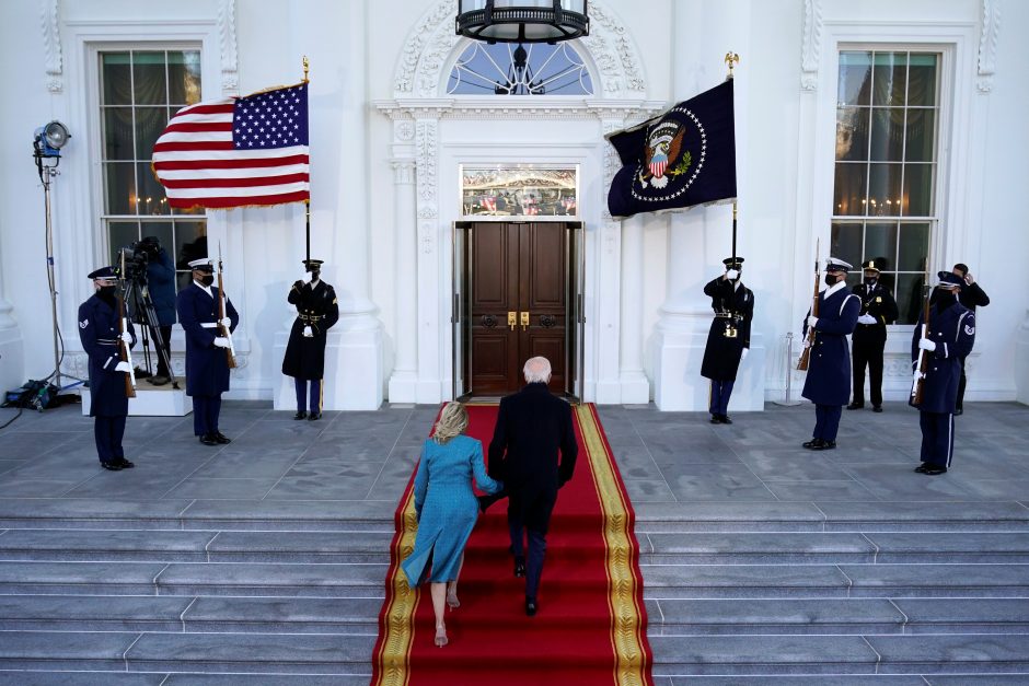 JAV prezidentas J. Bidenas po inauguracijos pirmąkart atvyko į Baltuosius rūmus