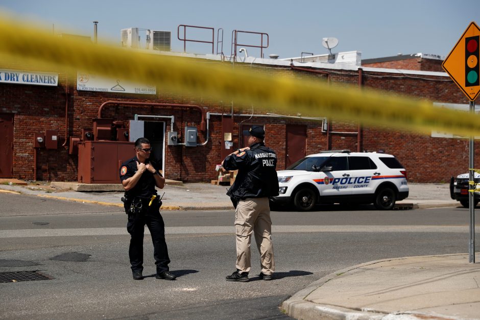 Niujorke užpuolikui pradėjus šaudyti parduotuvėje žuvo vienas, sužeisti dar du žmonės 