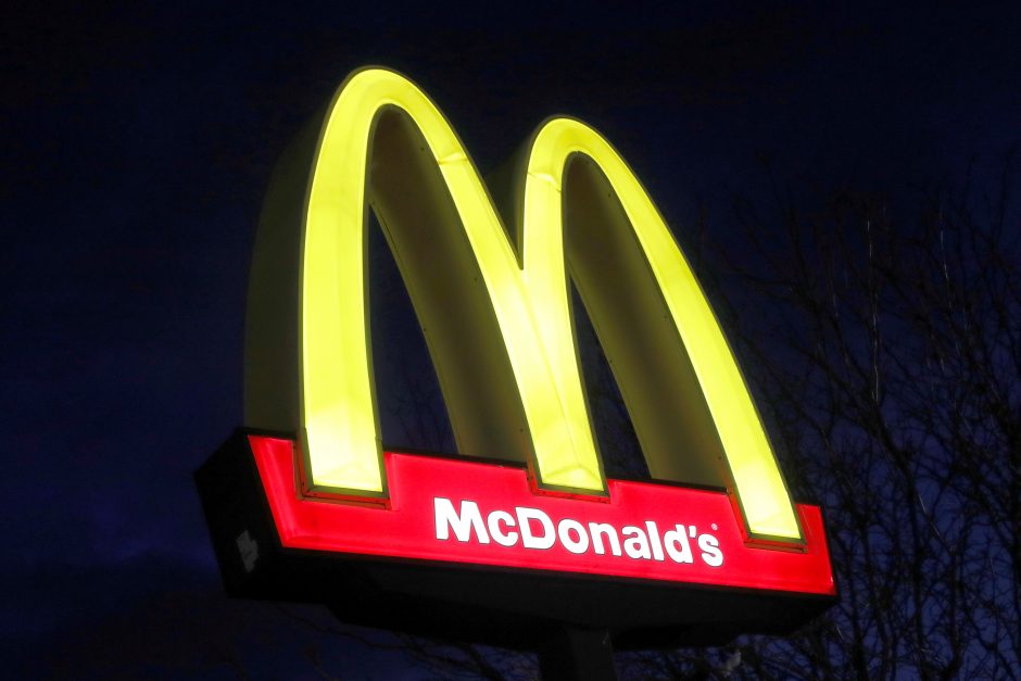 Švelnėjant karantino apribojimams, „McDonald‘s“ pardavimai antrą ketvirtį smarkiai šoktelėjo