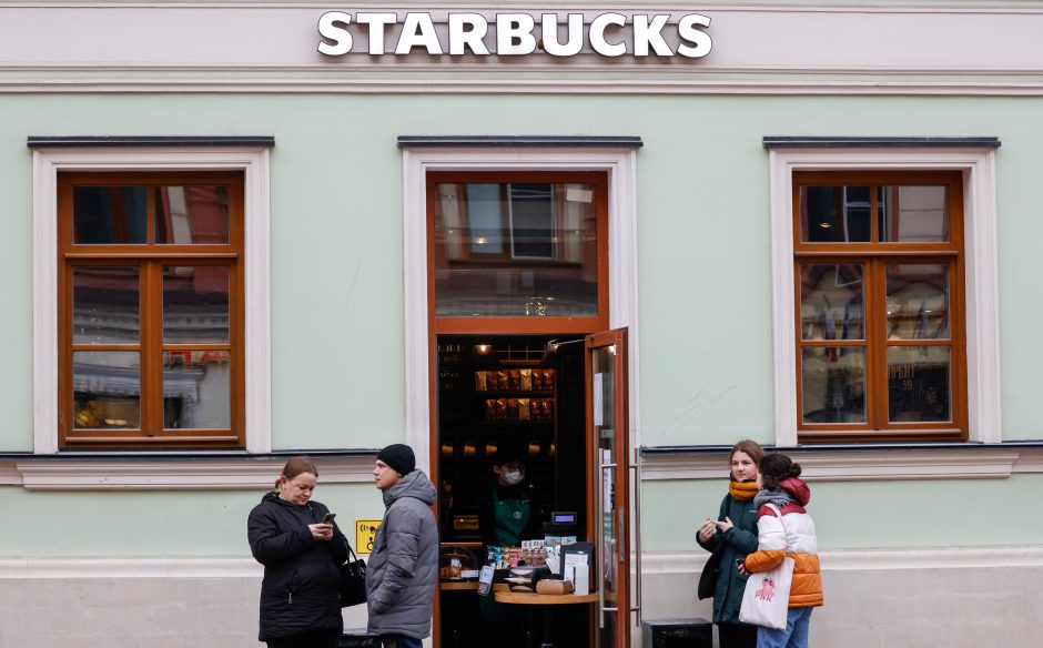 „Starbucks“ skelbia stabdantis veiklą Rusijoje 