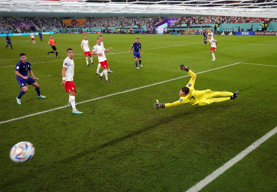 Lenkijos futbolininkus nugalėjusi Argentina triumfavo C grupėje 