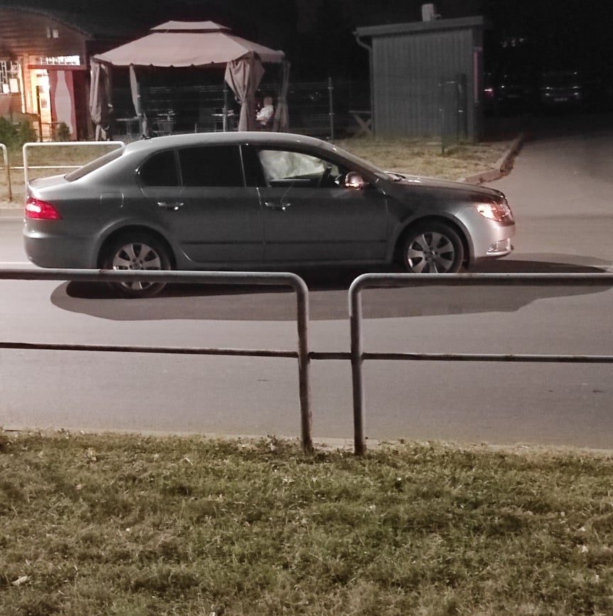 Draugystės gatvėje po susidūrimo su „Škoda“ motociklo vairuotojas išvežtas į ligoninę