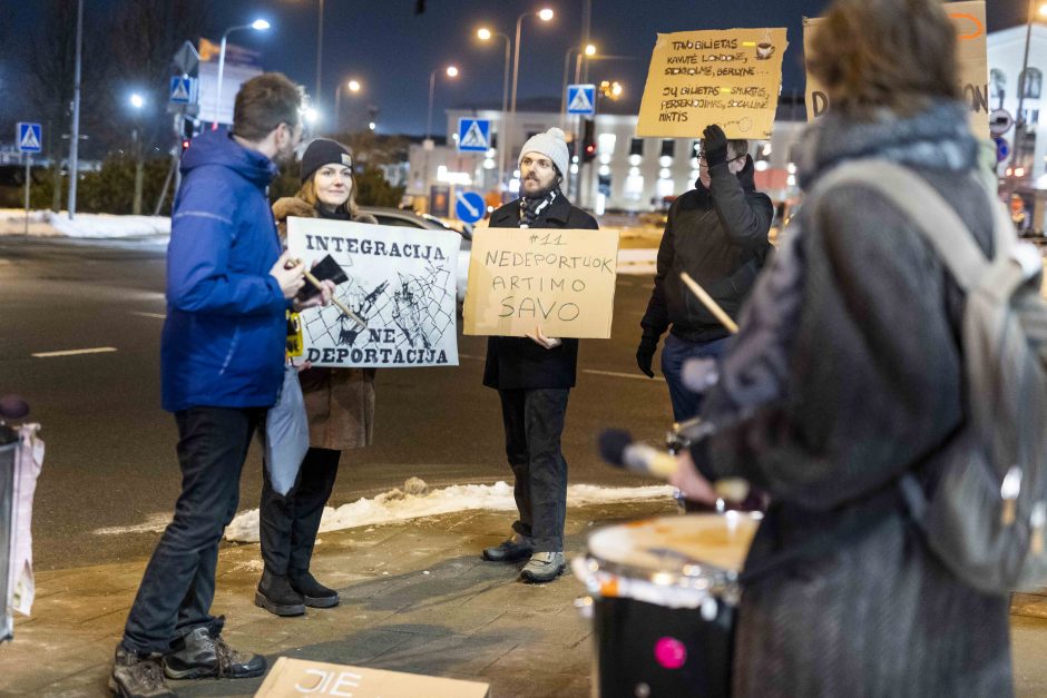 Žmogaus teisių gynėjai ir aktyvistai surengė protestą prieš deportaciją