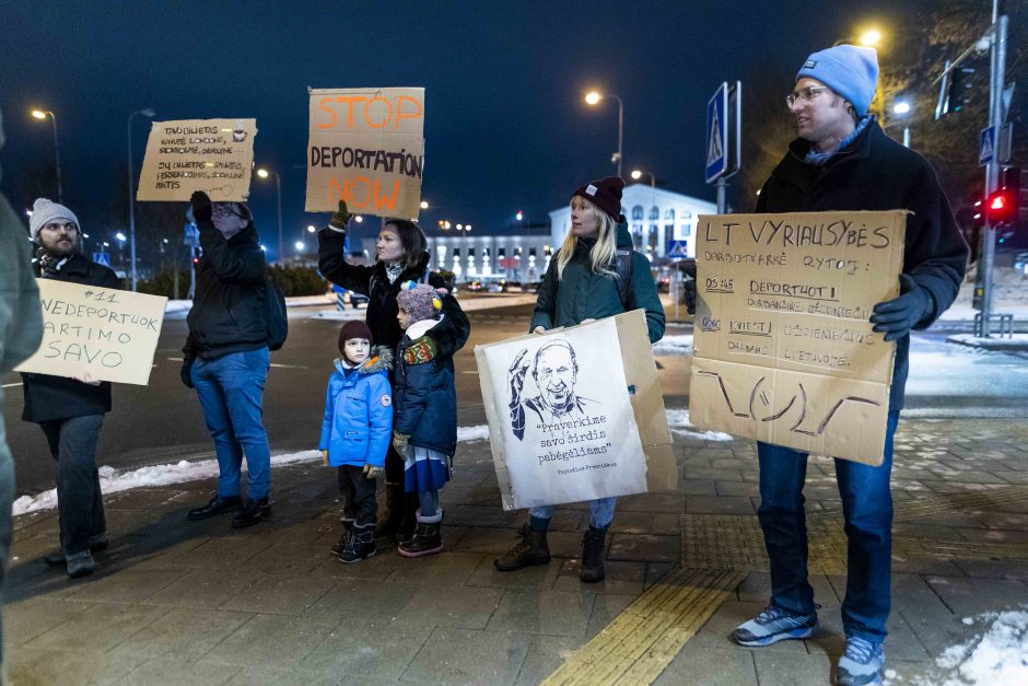 Žmogaus teisių gynėjai ir aktyvistai surengė protestą prieš deportaciją