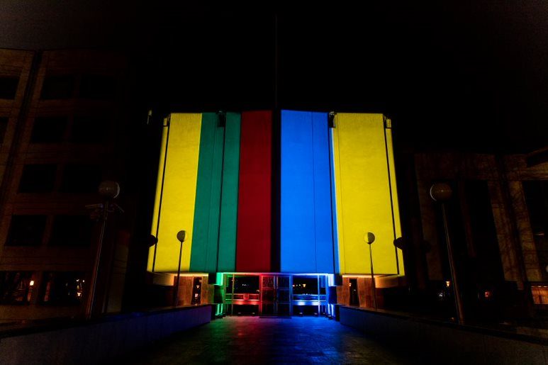 Vyriausybės pastatas nušvito Lietuvos ir Ukrainos vėliavų spalvomis 