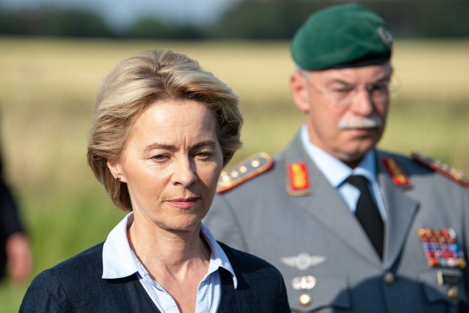 Kandidatė į EK vadovus: Vokietijos gynybos ministrė, „visada buvusi Lietuvos pusėje“