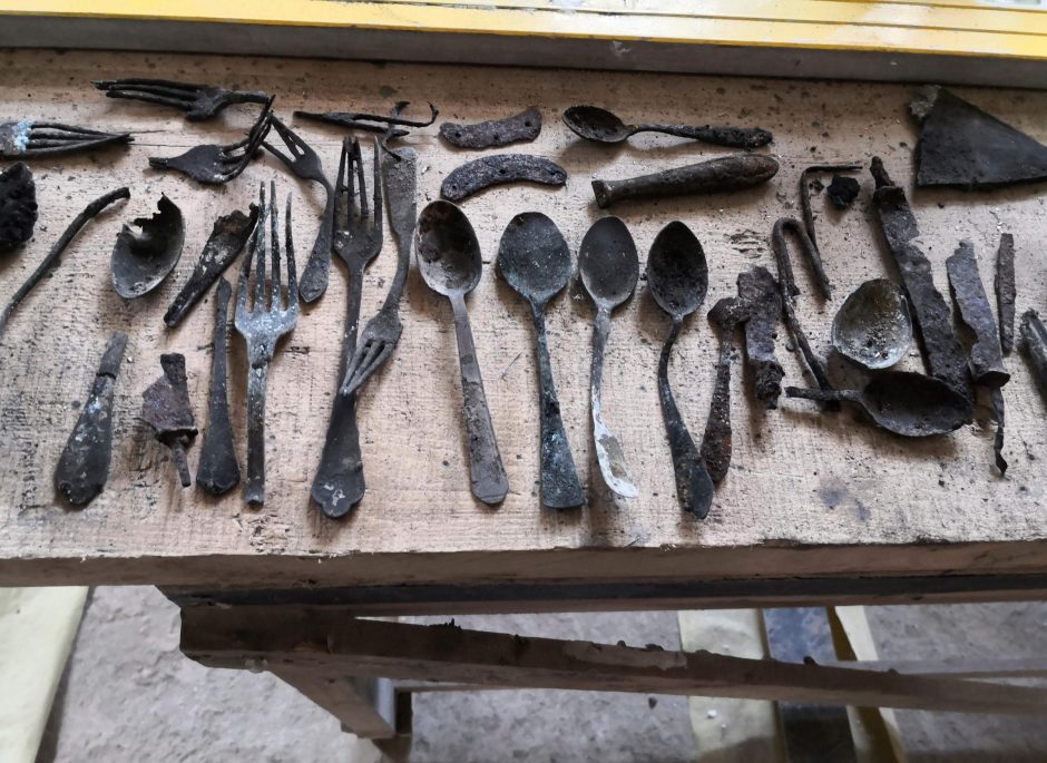 Renovuojant Aušvico koncentracijos stovyklą surasta kadaise kalinių paslėptų daiktų
