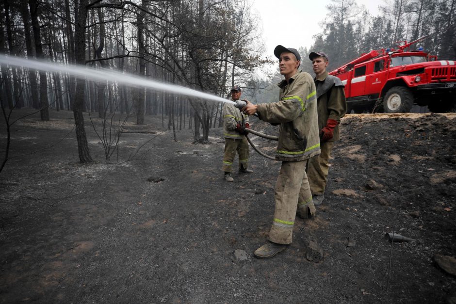 Ukrainos ugniagesiams pavyko sustabdyti siaučiantį miškų gaisrą