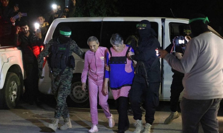 „Hamas“ teigia paleidęs dvi įkaitėmis laikytas ruses