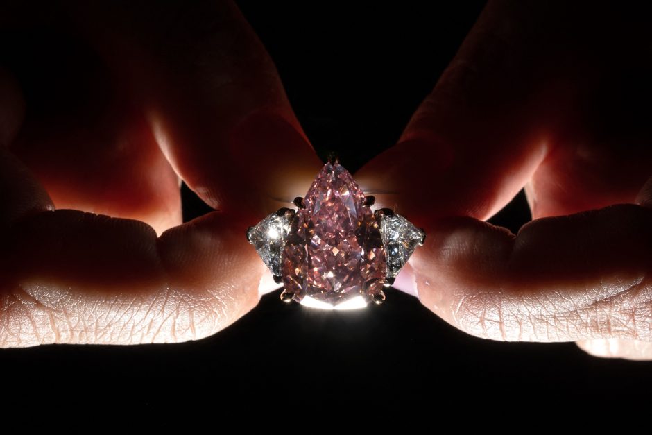 Retas rožinis deimantas bus parduodamas aukcione Ženevoje
