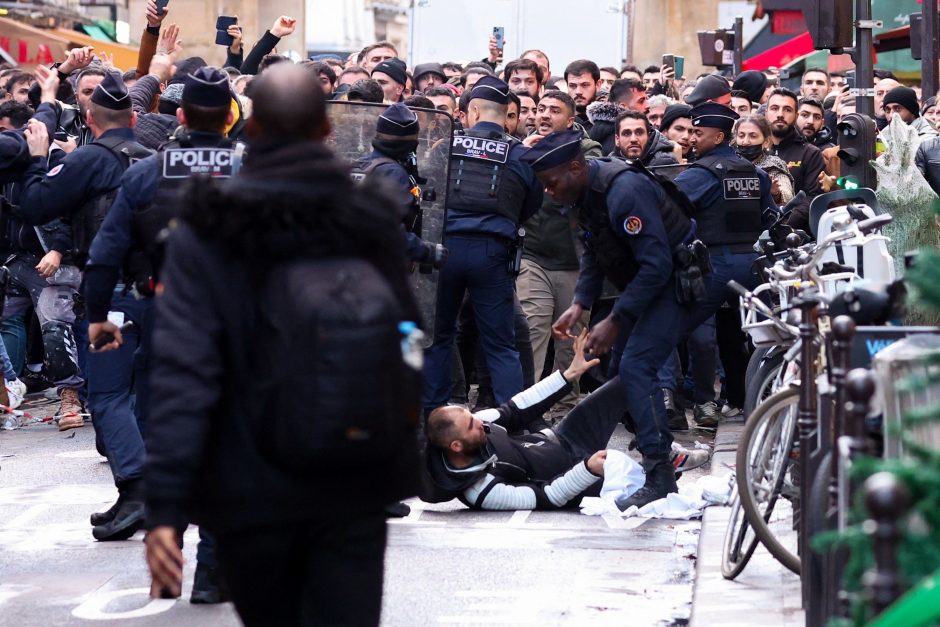 Po šaudymo Paryžiuje kurdų protestuotojai susirėmė su policija