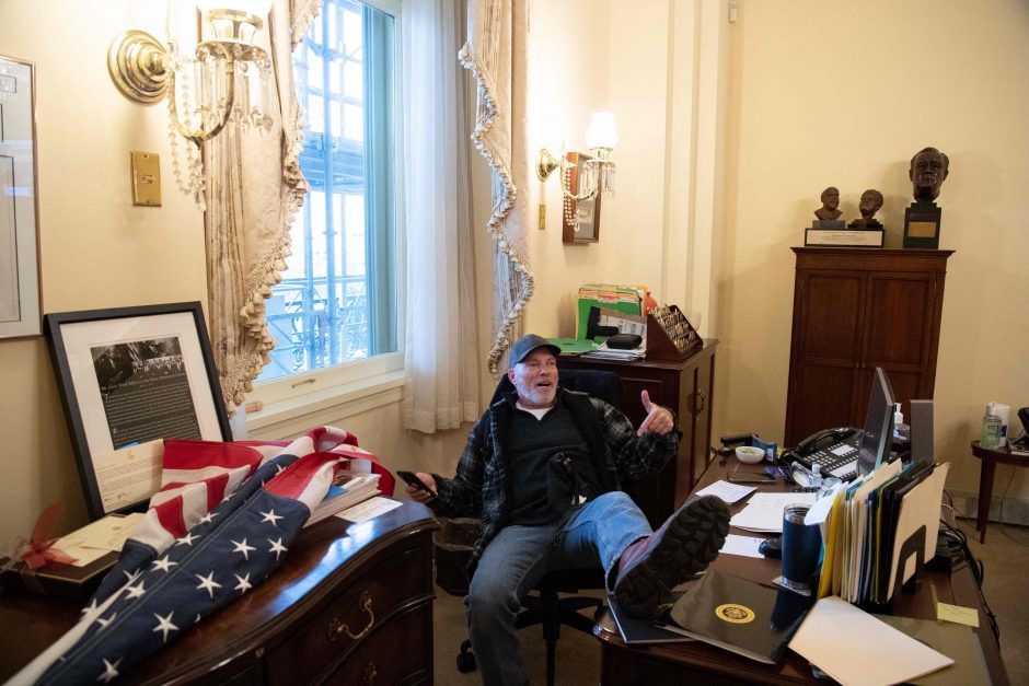 JAV skirta bausmė vyrui, per riaušes JAV Kapitolijuje užkėlusiam kojas ant N. Pelosi stalo