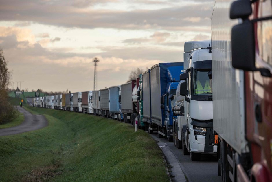 Lenkų vilkikų vairuotojai protestuodami užblokavo pasienio punktus prie Ukrainos sienos
