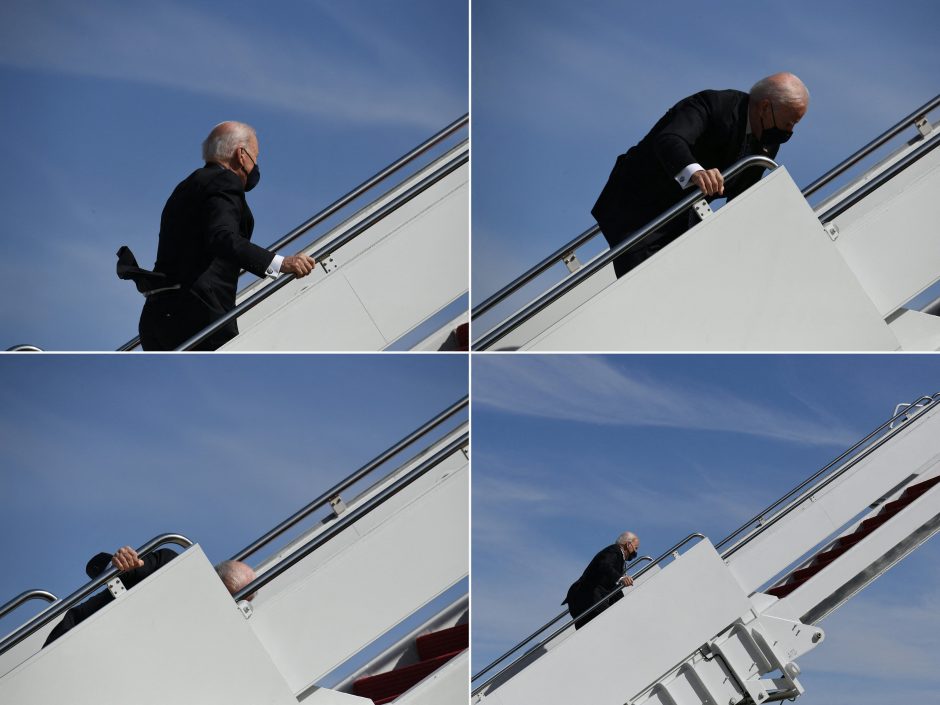 J. Bidenas suklupo lipdamas į prezidentinį lėktuvą