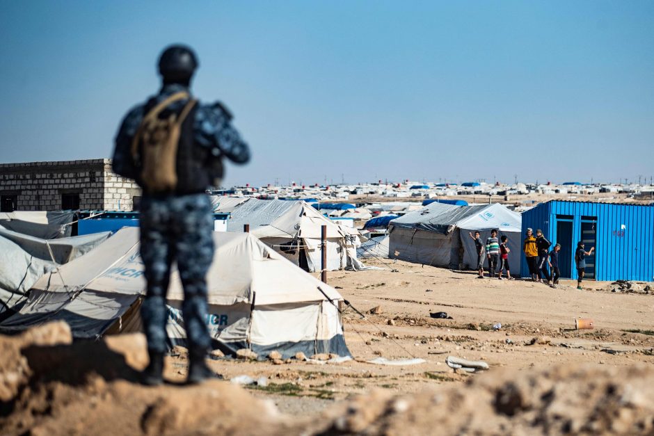 Sirijos kurdų pajėgos per operaciją pabėgėlių stovykloje suėmė 125 įtariamus džihadistus
