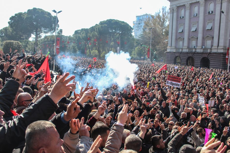 Albanijoje – tūkstantiniai protestai, demonstrantai veržiasi į vyriausybės pastatą