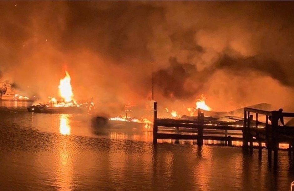 JAV per gaisrą, apėmusį laivus prieplaukoje, žuvo aštuoni žmonės 