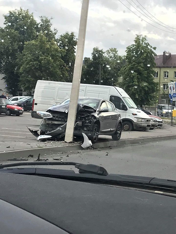 Petrašiūnuose moters vairuojamas „Renault“ automobilis rėžėsi į stulpą