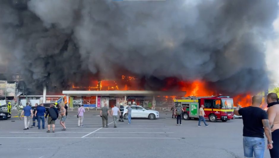 Per Rusijos smūgį parduotuvių centrui Ukrainoje žuvo mažiausiai 10, sužeista per 40 žmonių 