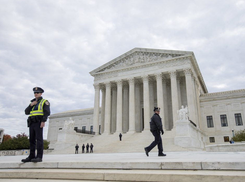 85 metų JAV Aukščiausiojo teismo teisėjai lūžo trys šonkauliai