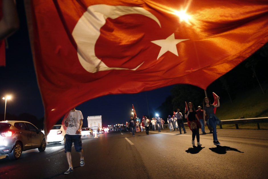 Turkijoje 28 kariai dėl pučo nuteisti kalėti iki gyvos galvos