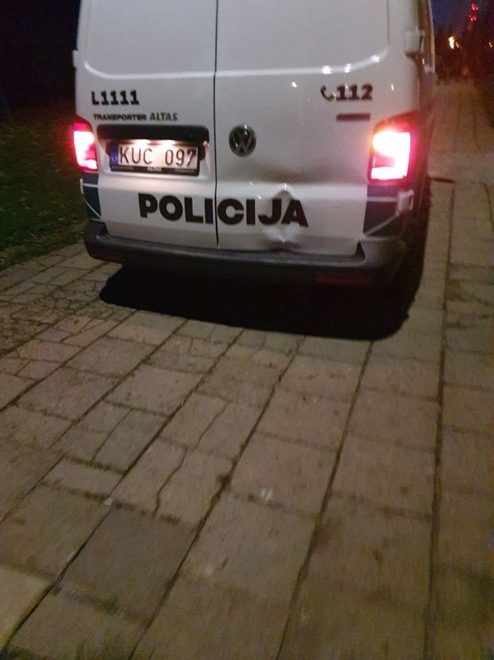 Uostamiestyje policijos automobilis rėžėsi į apšvietimo stulpą