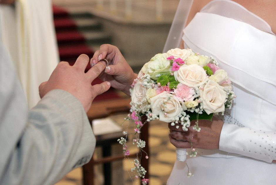 Karantinas: siūloma iki penkių riboti santuokos ceremonijos dalyvius