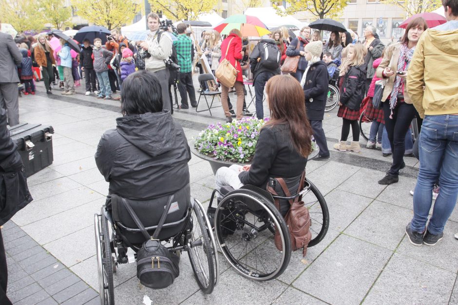 Neįgaliųjų galimybės mieste didėja