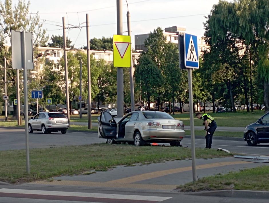 Avarija Kaune: girtas „Mazda“ vairuotojas kelionę baigė smūgiu į stulpą