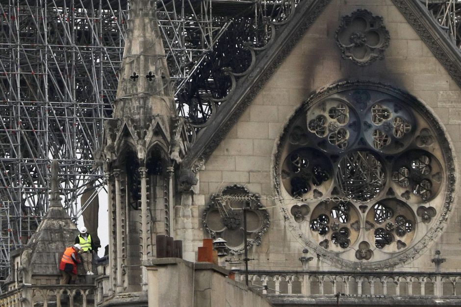 Per Paryžiaus katedrą nuniokojusį gaisrą dauguma viduje buvusių vertybių išliko