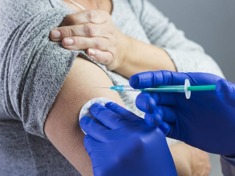 Pirmąją vakcinos nuo COVID-19 dozę gavo daugiau kaip 10 mln. amerikiečių