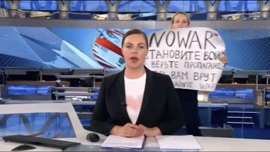 Maskvos teismas TV protestuotojai skyrė baudą ir paleido į laisvę