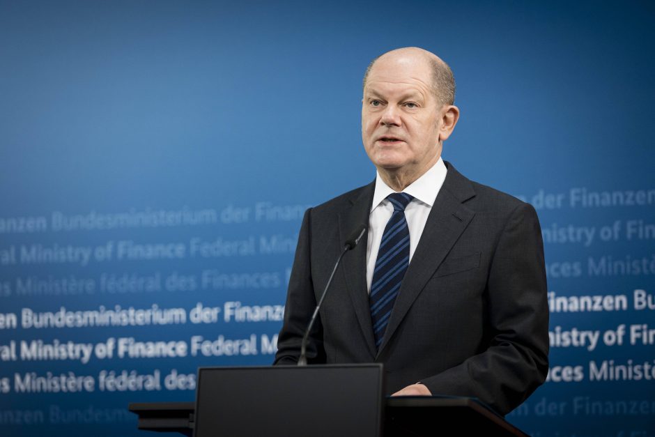 Finansų ministrai: euro zona kol kas atsisako diržų veržimosi politikos