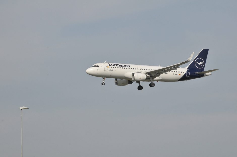 Vokietijos oro vežėja „Lufthansa“ mažina skrydžių į Izraelį skaičių 