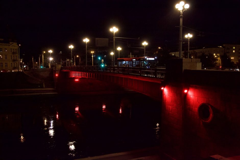 Vilnius palaiko Beirutą: Libano vėliavos spalva nušviesti Vilniaus tiltai