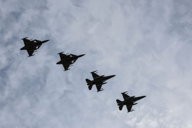 NATO naikintuvai pakelti iš Šiaulių dėl Lietuvos kompanijos lėktuvo Latvijoje