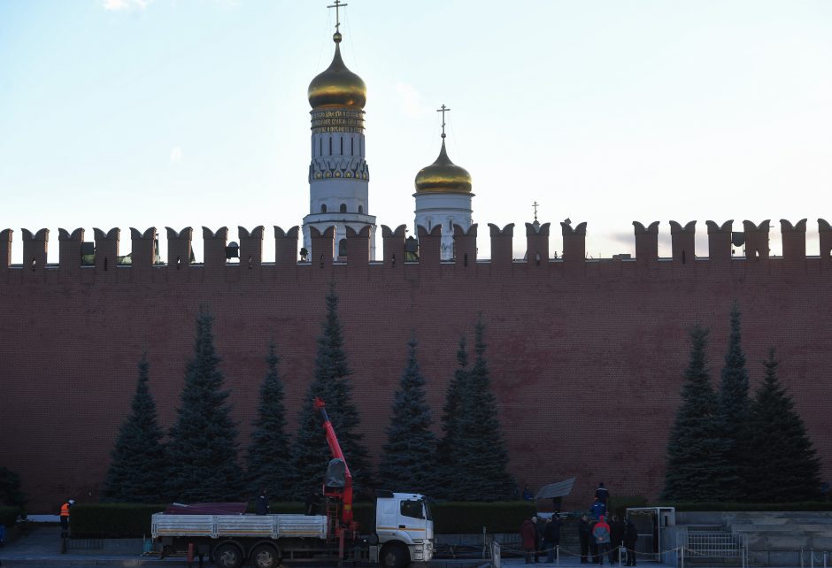 Dėl vėjo nukritę pastoliai nulaužė Maskvos Kremliaus sienos „dantį“