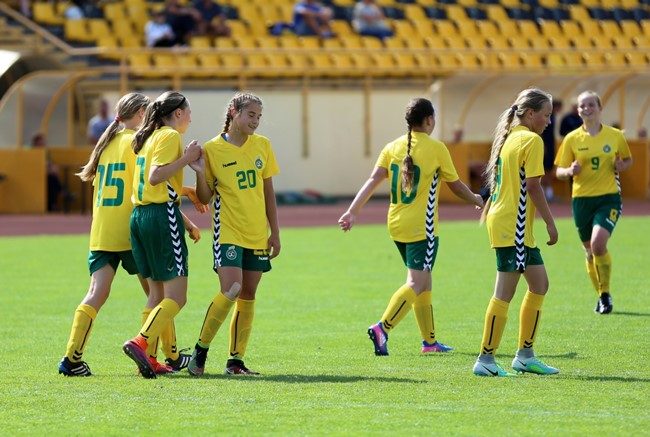 Naujai suburta Lietuvos 15-mečių merginų futbolo rinktinė išbandys jėgas su Rusija