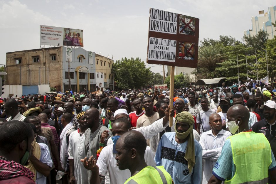 Tūkstančiai Malio sostinės gyventojų reikalavo prezidento atsistatydinimo