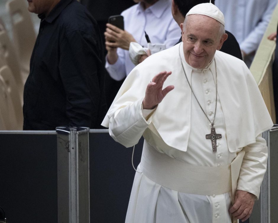 Vatikanas: popiežius nuolat stebimas dėl koronaviruso