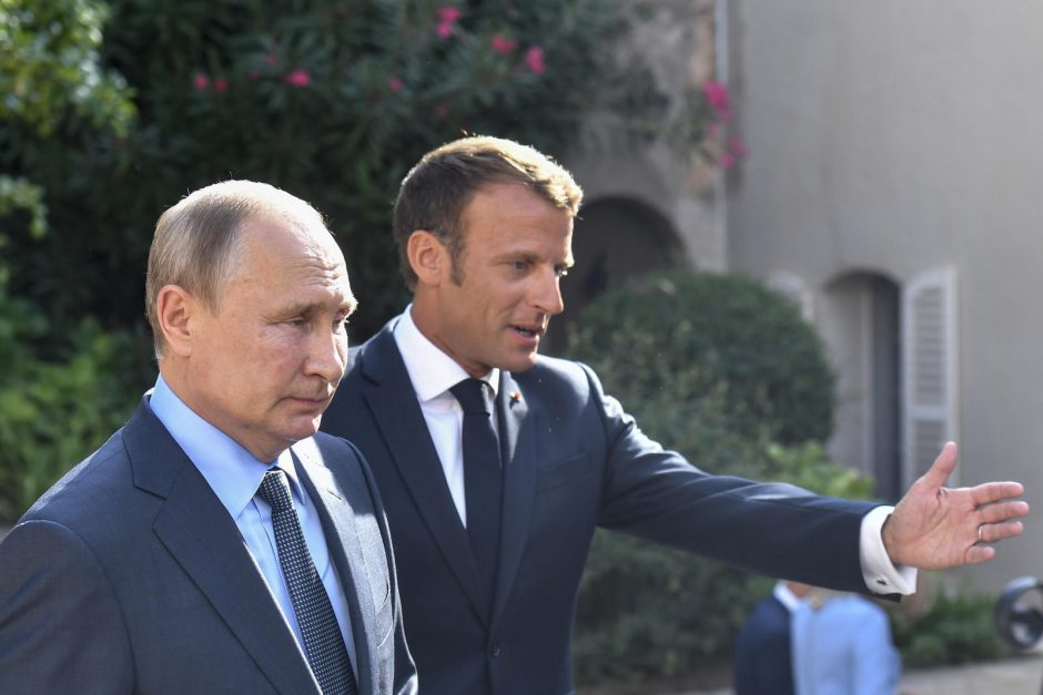 E. Macronas per pokalbį su V. Putinu išreiškė nerimą dėl A. Navalno sveikatos