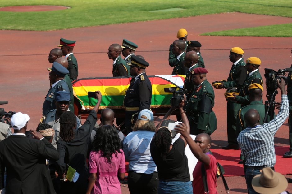 Buvęs Zimbabvės prezidentas R. Mugabe bus palaidotas tėviškėje