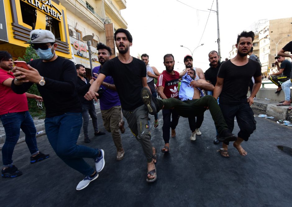 Bagdade protestuotojai išvaikyti ašarinėmis dujomis ir šūviais
