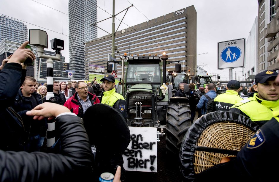 Įtūžę ūkininkai traktoriais blokavo Hagos gatves