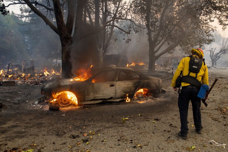 Kalifornijoje dėl gaisrų gyventojams išjungiamas elektros energijos tiekimas