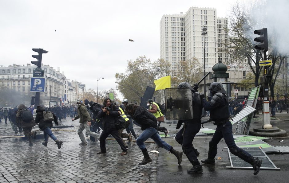 Prancūzijos „geltonųjų liemenių“ protestai švenčia pirmąsias metines