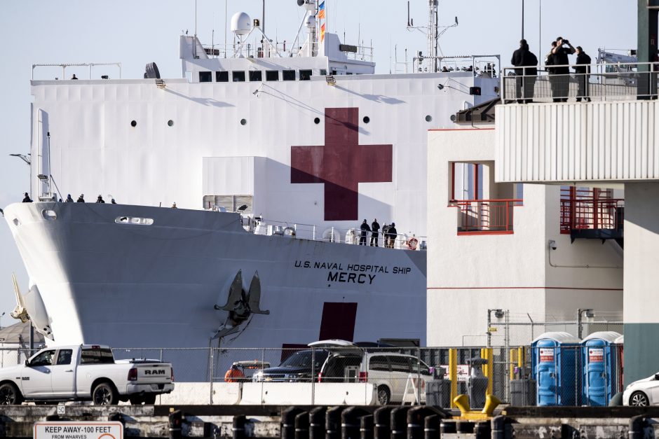 JAV karinių jūrų pajėgų plaukiojančioji ligoninė „Mercy“ atplaukė į Los Andželą