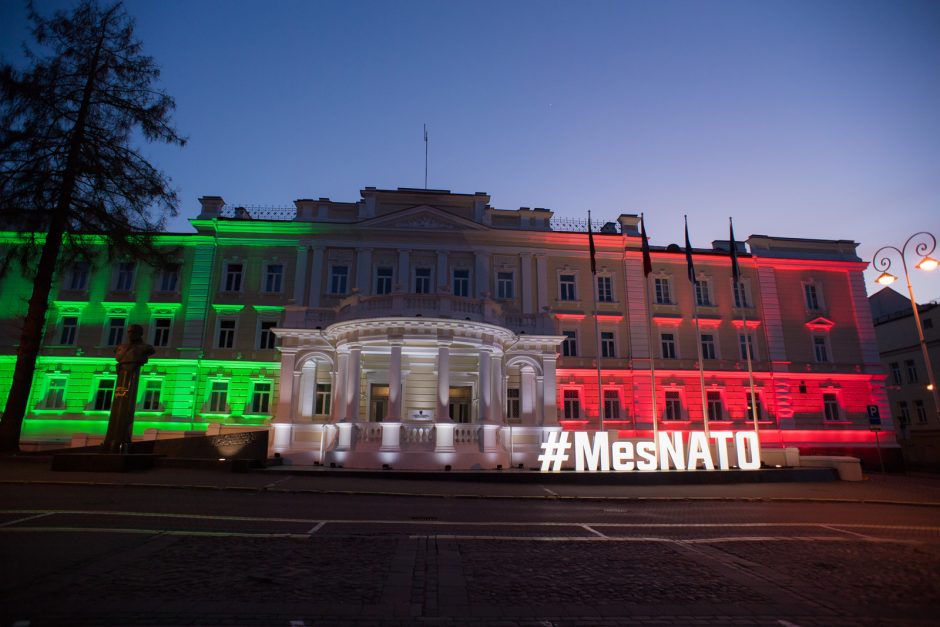 Krašto apsaugos ministerijos pastatas nusidažė Italijos vėliavos spalvomis