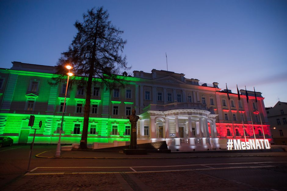 Krašto apsaugos ministerijos pastatas nusidažė Italijos vėliavos spalvomis